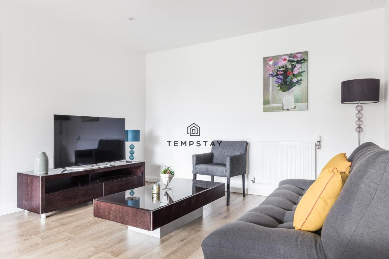 Modern Private Apartment -Balcony-Tube Station Londres Extérieur photo