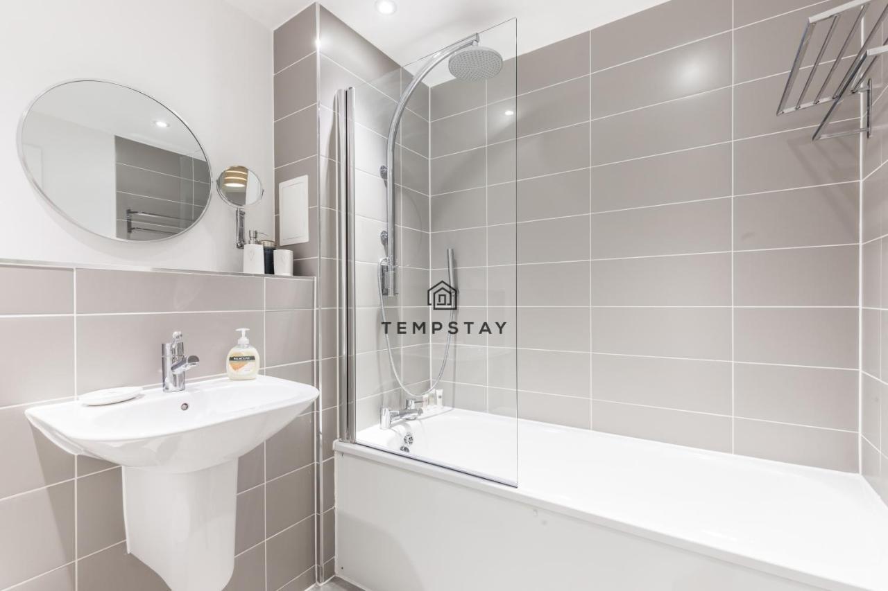 Modern Private Apartment -Balcony-Tube Station Londres Extérieur photo