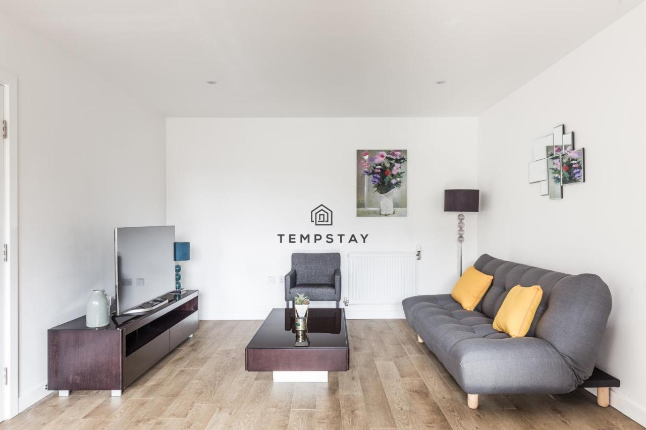 Modern Private Apartment -Balcony-Tube Station Londres Extérieur photo